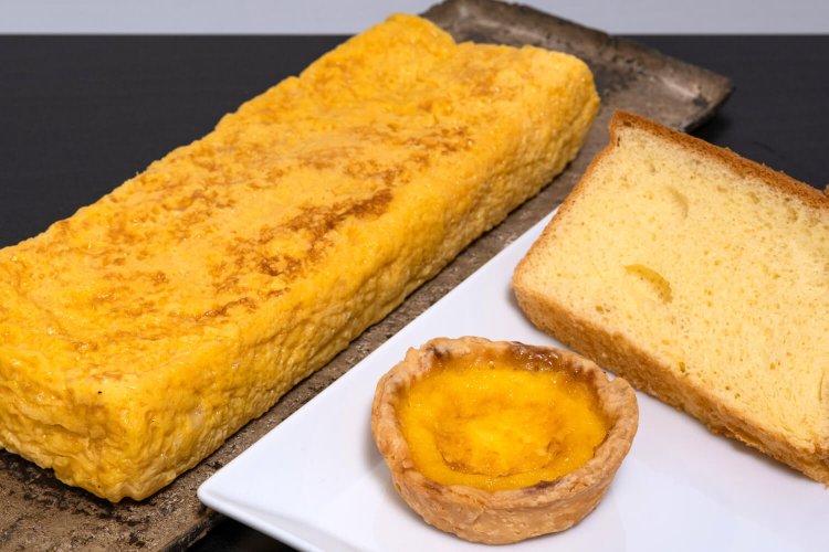 ふんわり食感で甘い玉子焼きの真（まこと） 700円（左）、濃厚エッグタルト 290円（中）、たまごシフォン 260円。