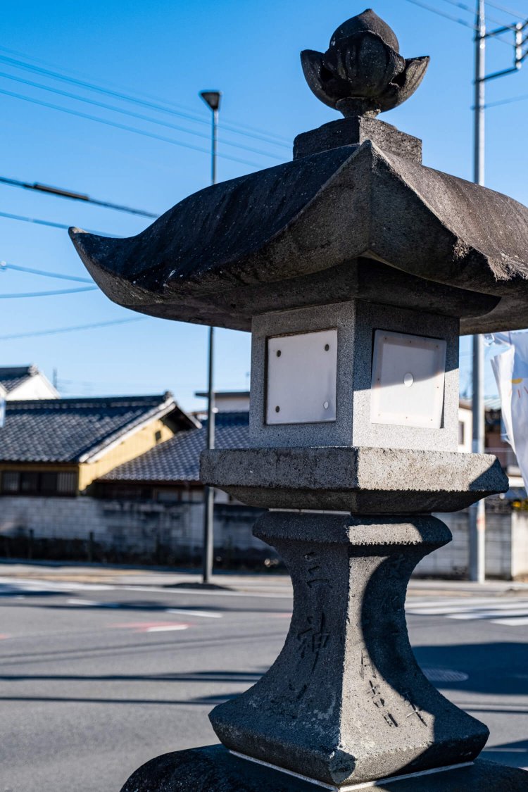 大間々町中心部では200年以上前の常夜灯が元の地に移築されて残る。