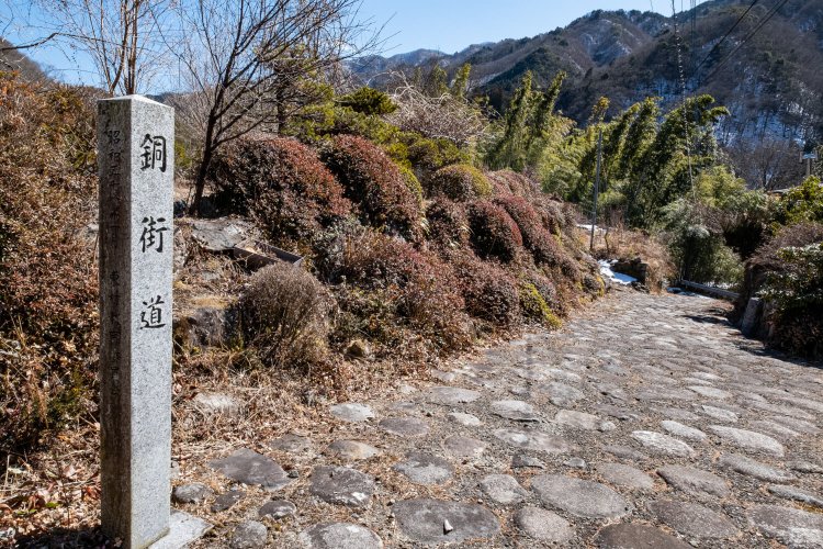 沢入（そうり）地区にある御影石の石畳。渡良瀬川に向けて下る様子がわかる。