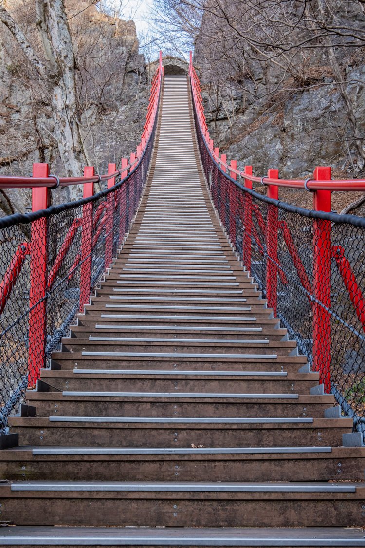 長さ51ｍのけさかけ橋。弘法大師が岩に袈裟をかけた伝承も残る。