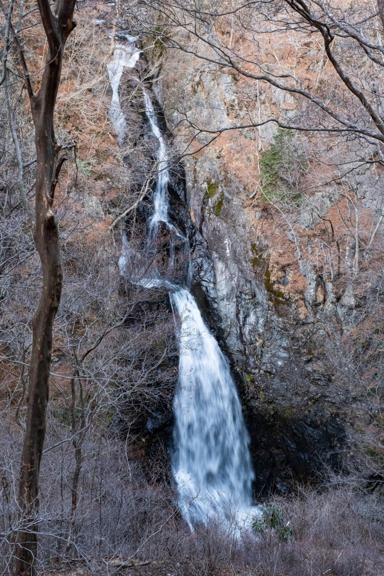 けさかけ橋を渡り終えた先にある展望台から小中大滝を見通す。