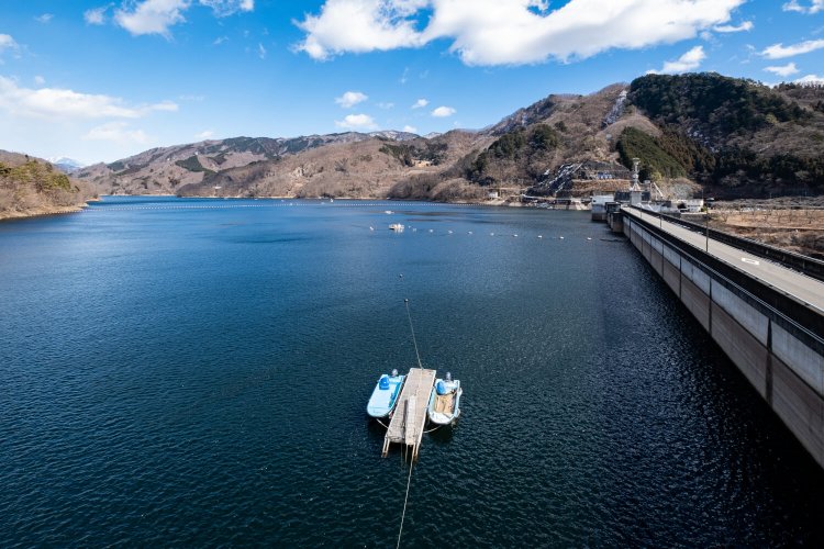 国道122号沿いの草木ダム展望台からは広々とした湖面を一望できる。