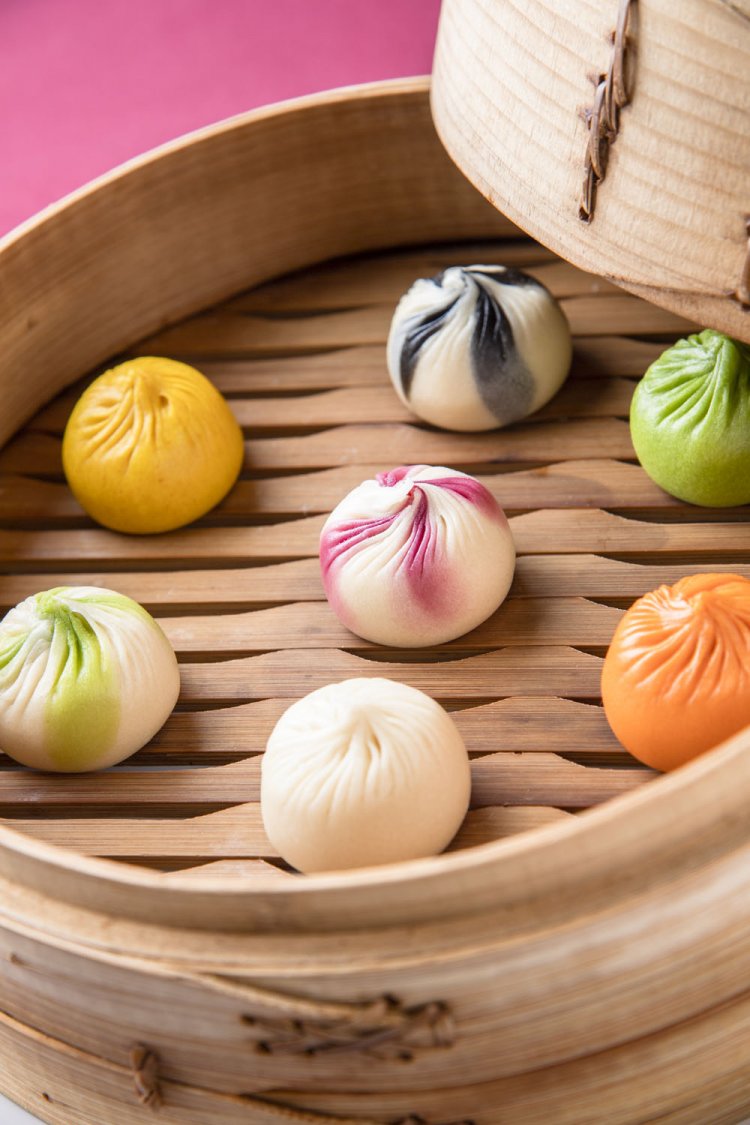 食材の自然の色を用いた七彩小籠包2640円。某有名店より一食の価値は高い？