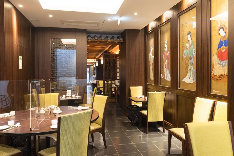 シックな店内。接客も細やか。