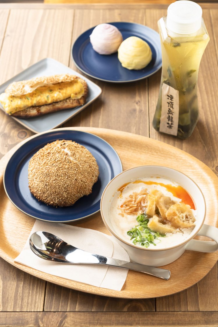 平日にゆっくり台湾ブランチ。手前から鹹豆漿（シェンドウジャン）550円、胡椒餅495円、燒餅夾蛋330円、茶菓子各種330円､凍頂ウーロン550円。