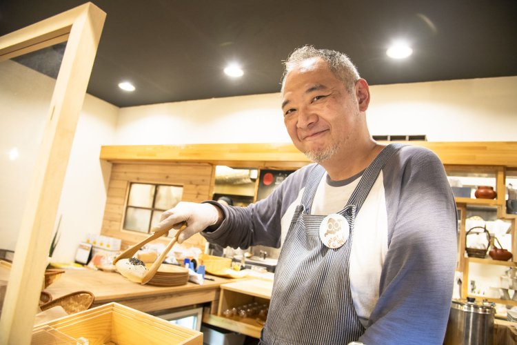 浅古さんは15年間にわたり台湾各地を食べ歩いてきた強者。「台湾の露店みたいにゆっくりしていって！」。