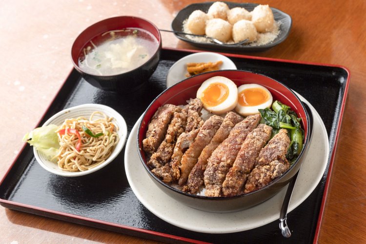 排骨飯1020円と花生麻糯420円。脇目も振らずがっつり食べよう。