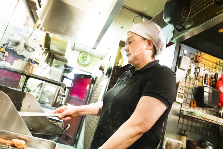 厨房に立つ奥様の盧さんは台北の名店『青葉』出身ときいて納得。「揚げたてを用意するから少し待ってね〜」。