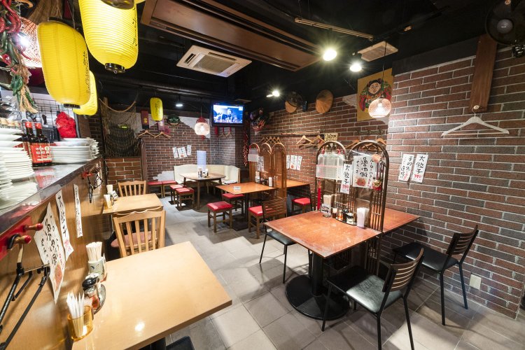 露店風に飾られた店内も楽しい。