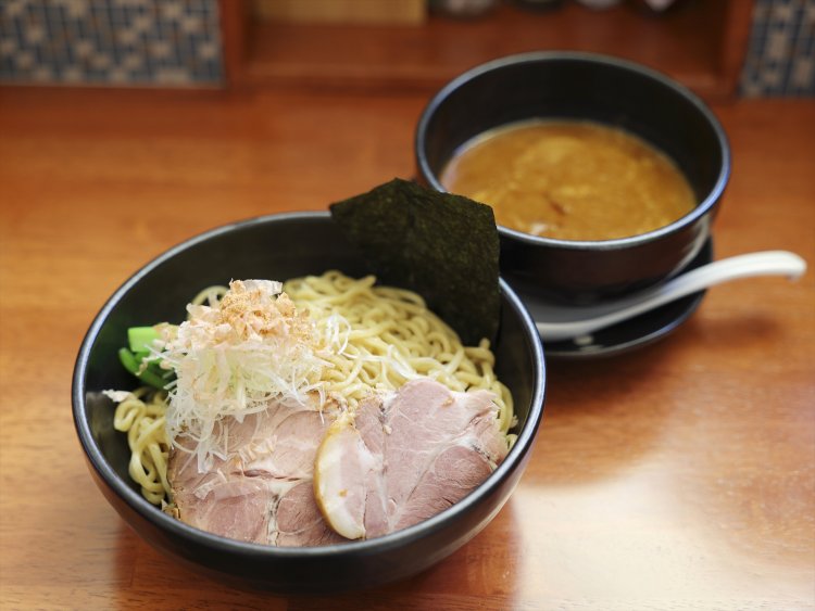 ふすま入りの太麺とエビの深い香りが好相性の、濃厚エビ豚骨つけ麺850円（普通盛）。