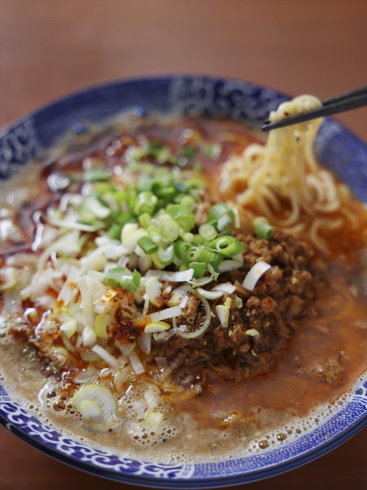 担々麺 白850円は白だしのスープを使い、辛みとまろやかさを両立。