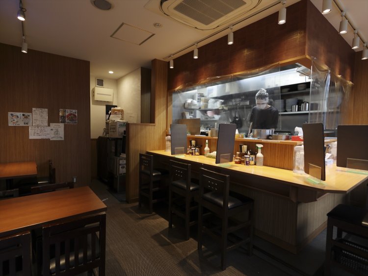 都電を望む店内。全16席。