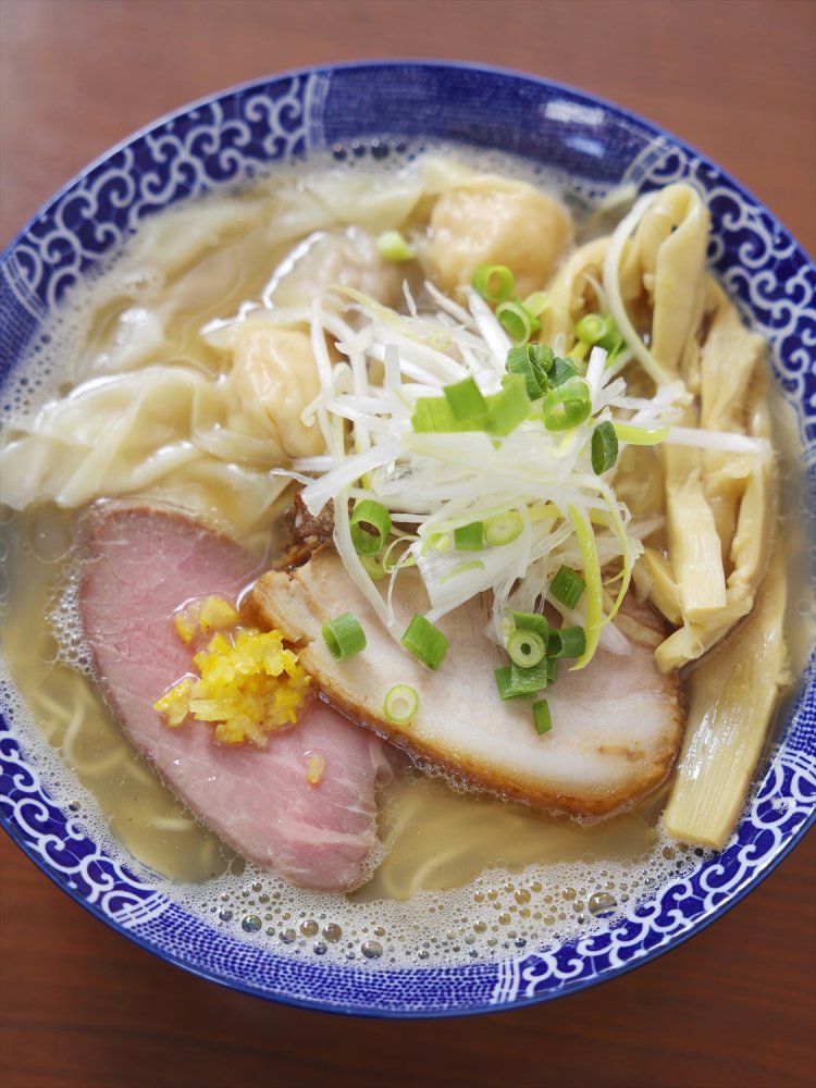 ワンタン中華そば 白だし 980円 パツンと切れる中細のストレート麺にスープがよく絡む。ワンタンはエビ・肉各2個入りで大ぶりの皮はツルツル。