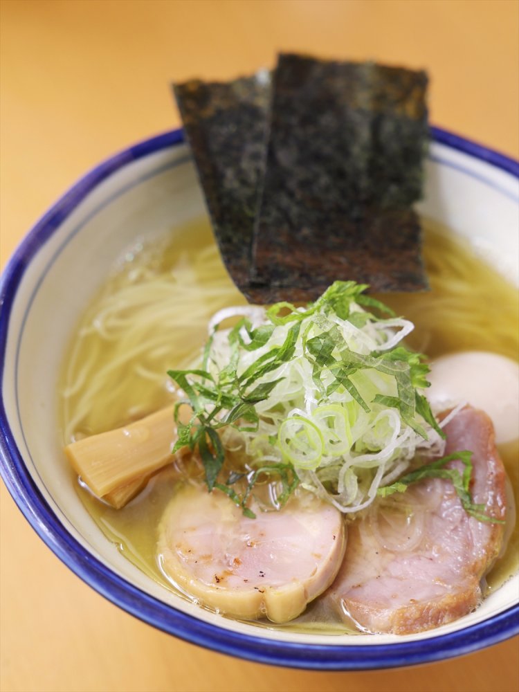 特製塩らーめん 950円 シソとネギ油がスープに風味をプラス。豚肩ロースと鶏モモチャーシューは注文後に炭火焼き。