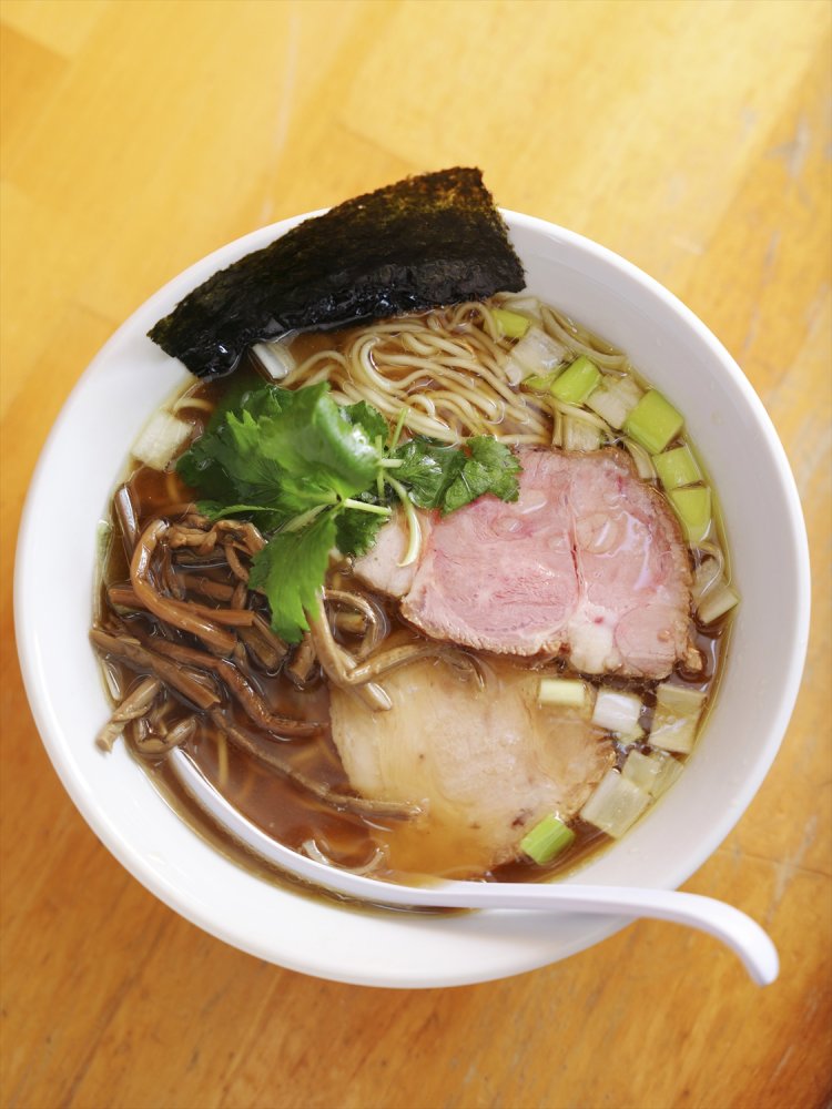 数種類の醤油が香り立つ天然醸造醤油ラーメン850円。