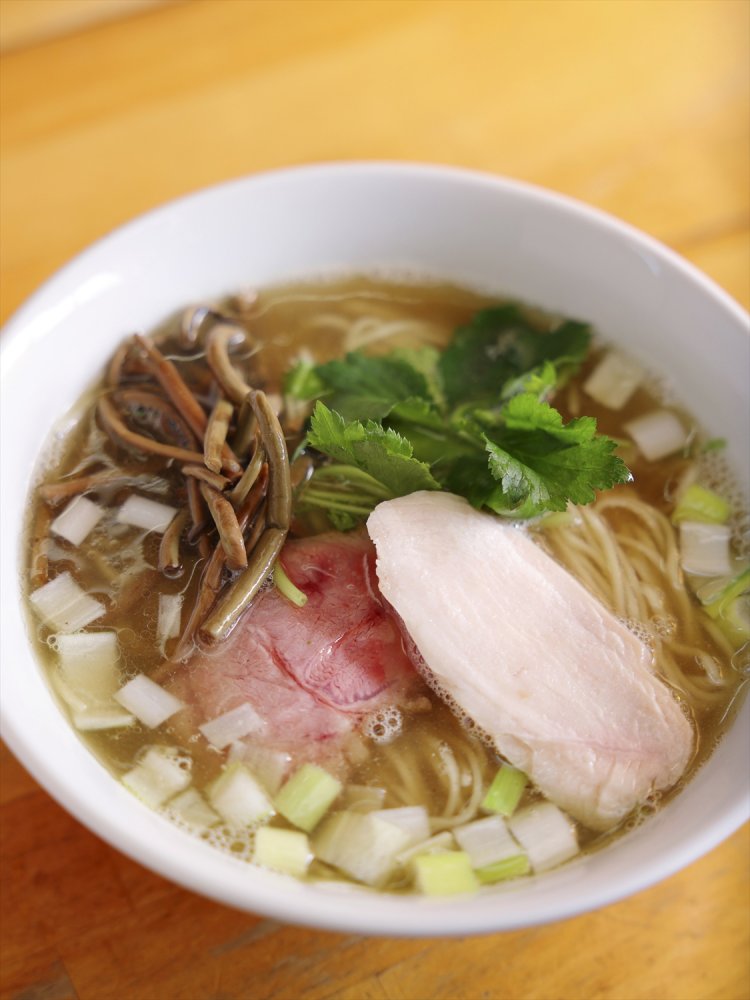 煮干しが薫る白醤油ラーメン 850円 ゼンマイにミツバと具材も胃に優しい。低温調理のチャーシューは肩ロースと鶏モモ。
