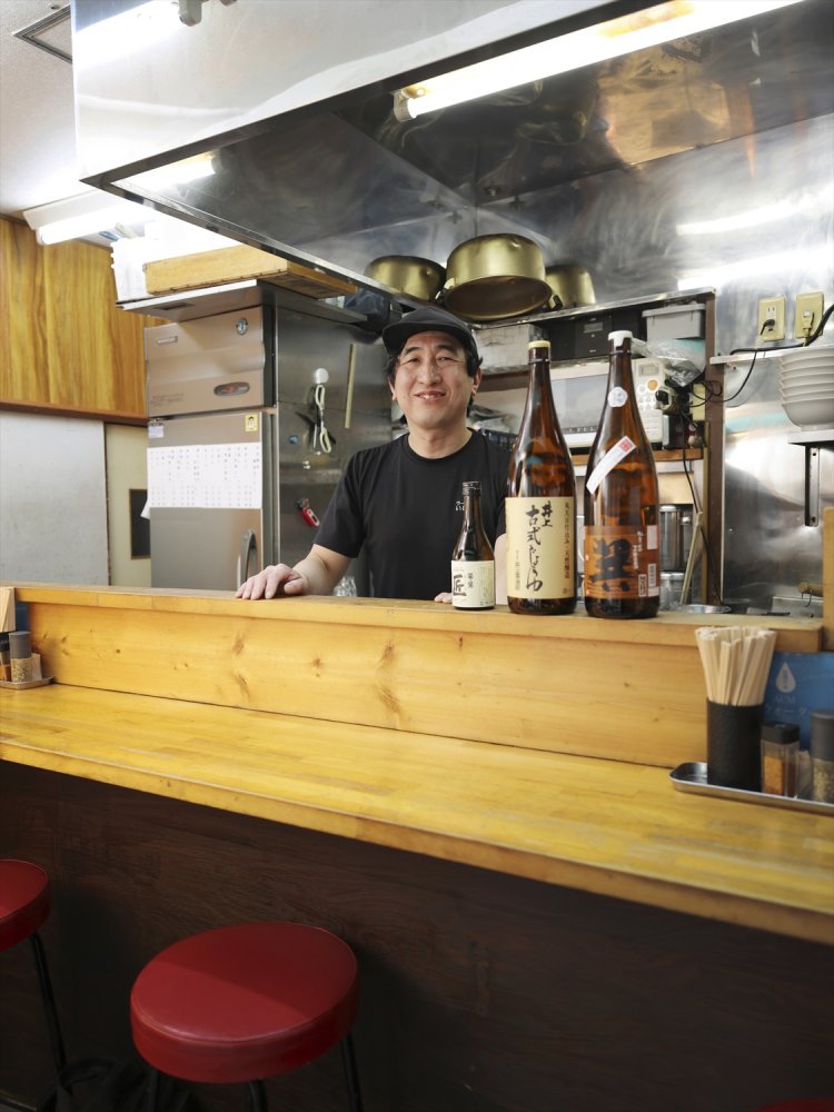 店主の早川文雄さんは末広町「福の神食堂」の元スタッフ。全4席。