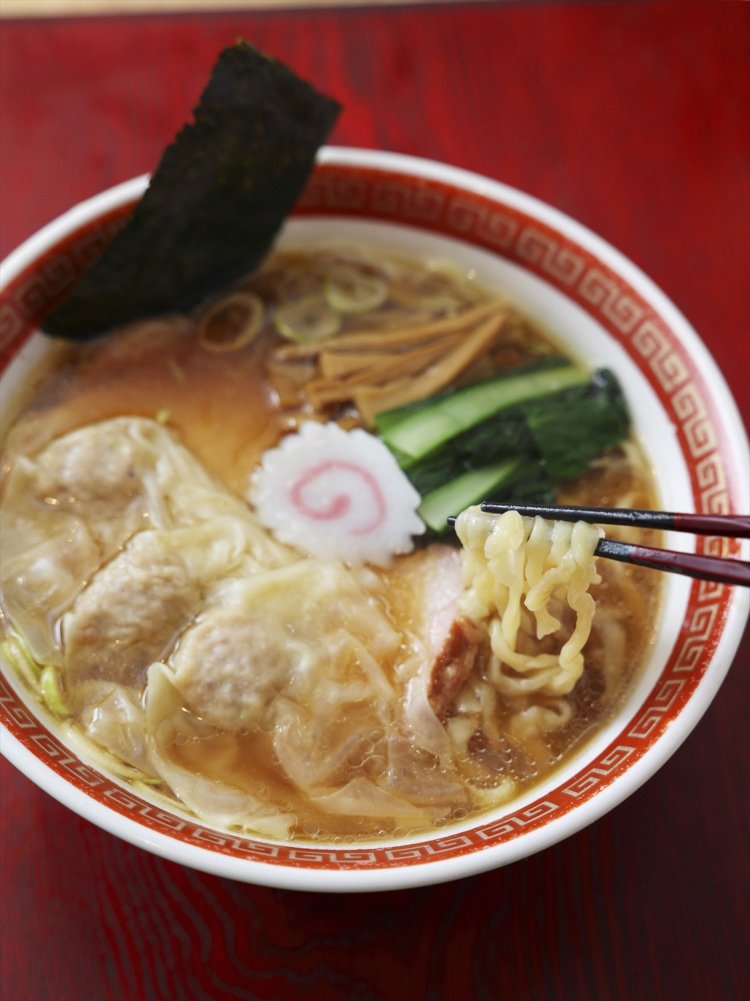 ワンタン麺 1030円 ワンタンは極薄生地のトゥルトゥル食感が心地よい。