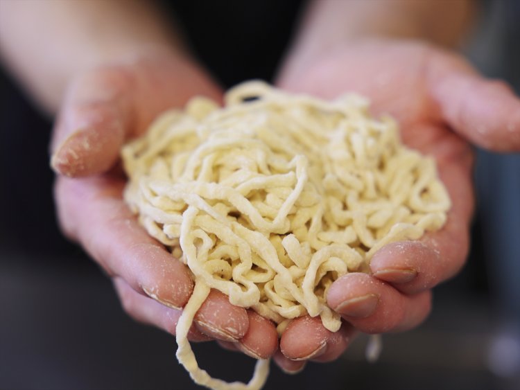 冷蔵庫で1日寝かし足踏みで鍛えた麺。岩手県産小麦・もち姫を加えることで、モチモチに。
