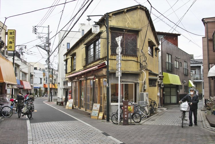 Ｙ字路の左は旧小台通りで、この南側から小台本銀座商店会が始まる。中央の建物は『おぐセンター』。