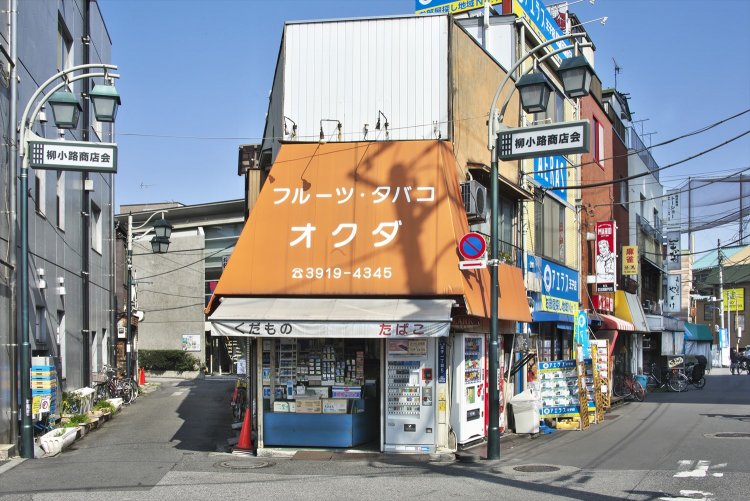 今は移転してしまった工場帰りの勤め人が立ち寄る、飲み屋街だった。明治通り沿いと路地で現在21店。