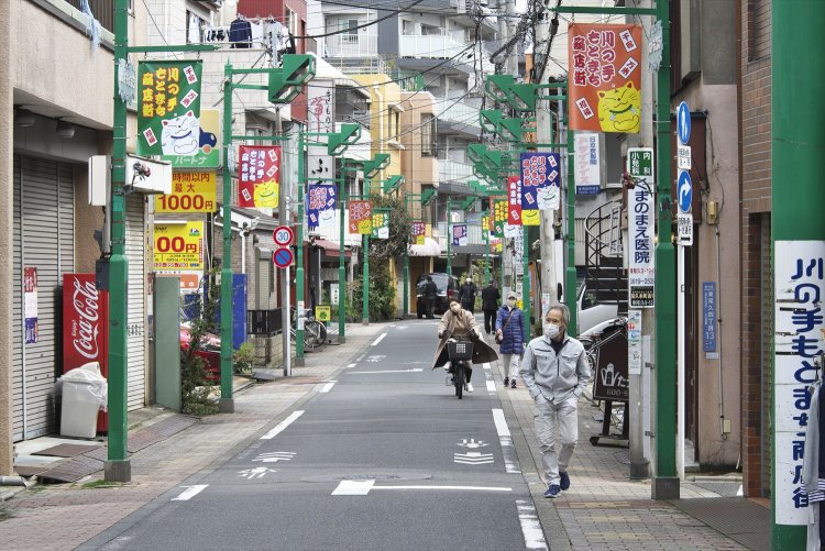 短くても街灯は立派な商店街。フラッグの江戸寄席文字は『喜久寿司』主人の筆。皆で盛り上げている。