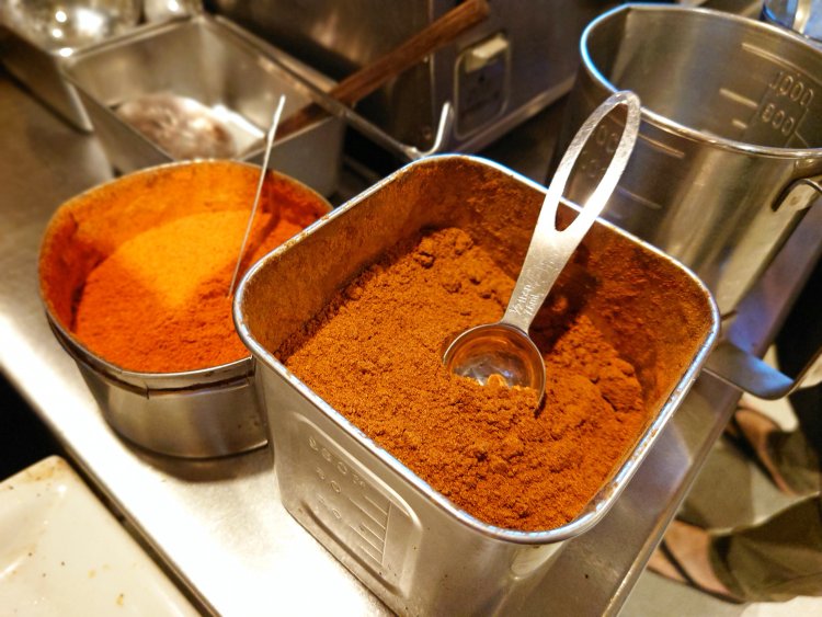 ブレンドしたスパイス。爽やかな香りと辛さ、旨味が絶妙なバランス。