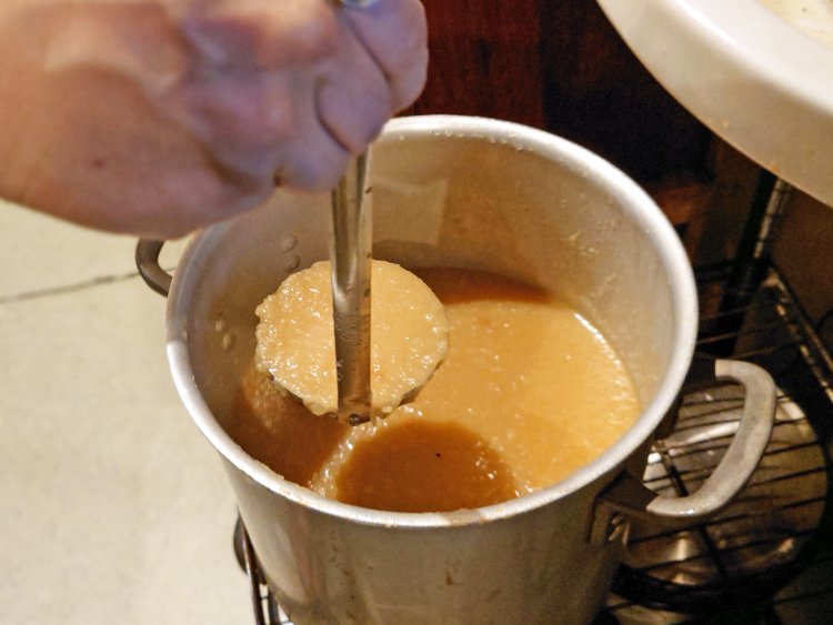 玉ねぎのすりおろし、トマト、塩、油で煮込んだベース。