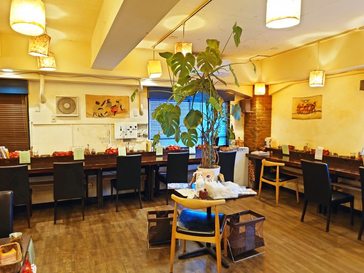 広々とした空間にカウンター、テーブル、ソファ席など20席。店内には旅行で買い集めた海外雑貨が並ぶ。