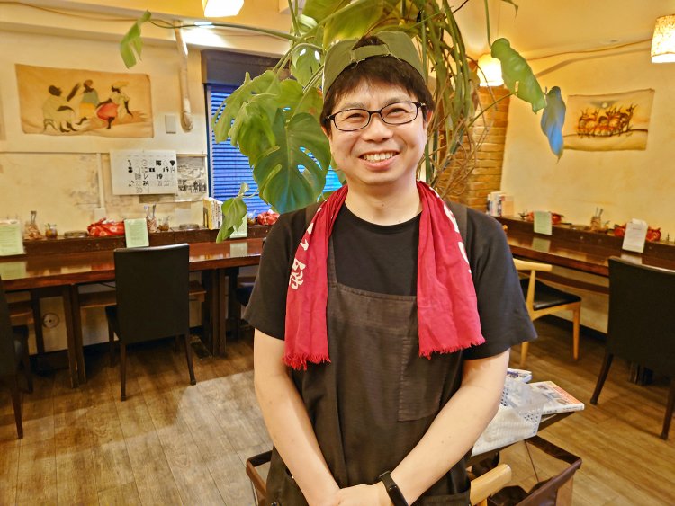 店主の馬屋原亨史さん。北大時代にスパイスカレーにハマって25年。今も独自のスタイルを貫き続ける。