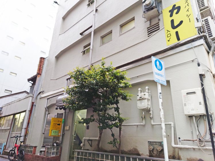 新宿三丁目駅C5出口から徒歩1分、1階に老舗書店があるビルの2階。黄色い看板が目印。