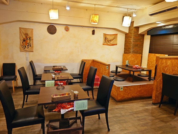 行列の人気店だが、入り口には待ち席もあり、回転も早い。小上がりは、冬は掘りごたつになる人気席。