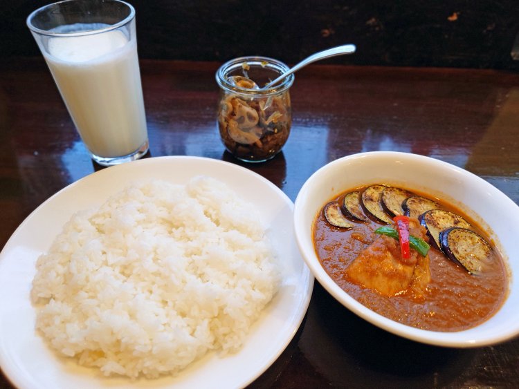 なすチキン980円。ご飯は普通で250g。自家製ヨーグルトで作るラッシー250円を添えれば、辛さ7でもいけそう。