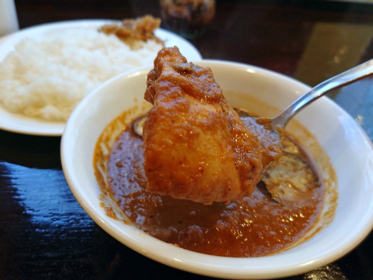 やわらかく煮込んだ鶏肉は、大きなカットで食べ応えあり。