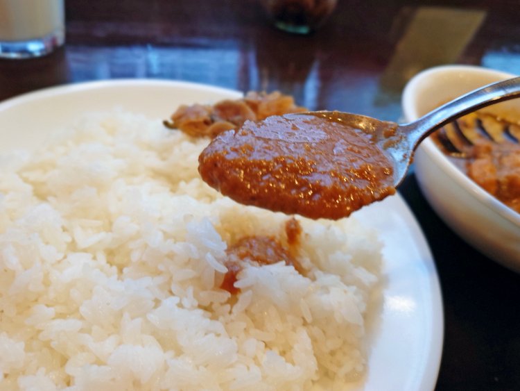 カレーと好相性のお米は、高い肥料を使って減農薬で育てたもの。ご飯だけ食べても美味♪