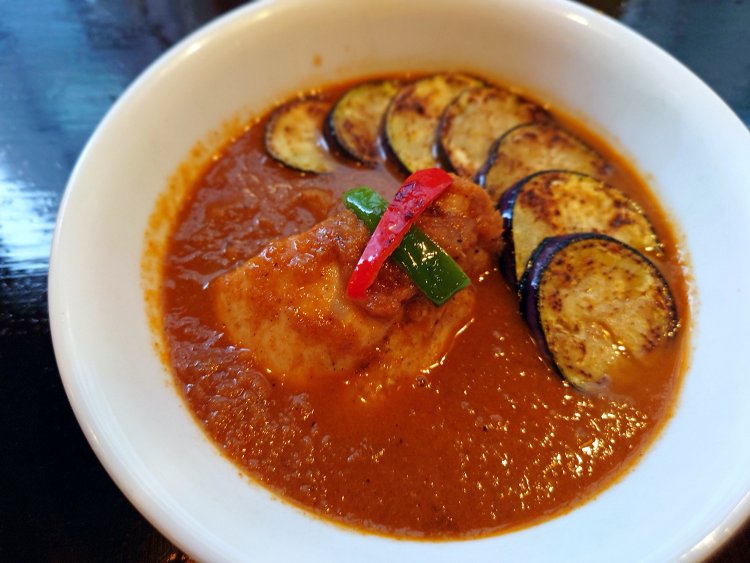 店主おススメ、なすチキンのカレー。具はナスと彩りのパプリカ、鶏肉。