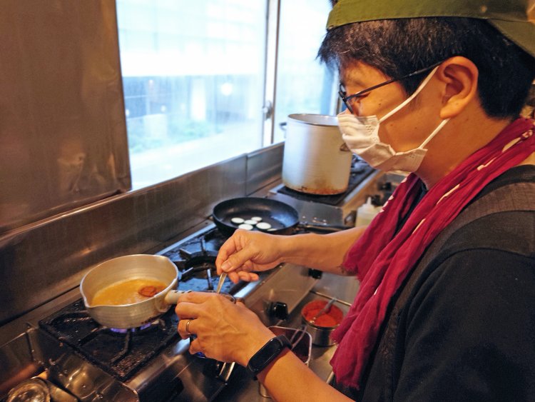 注文毎に玉ねぎたっぷりのベースとスパイスを小鍋で合わせる。