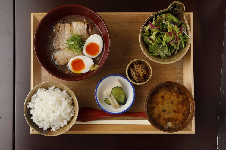 昼定食の豚の白角煮 半熟卵添え1000円は、三元豚を出汁と白醤油で炊く。