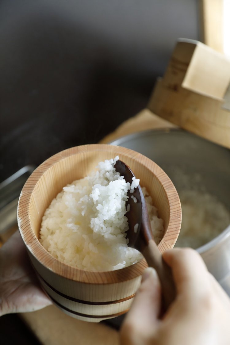 2人以上には羽釜からおひつによそう。