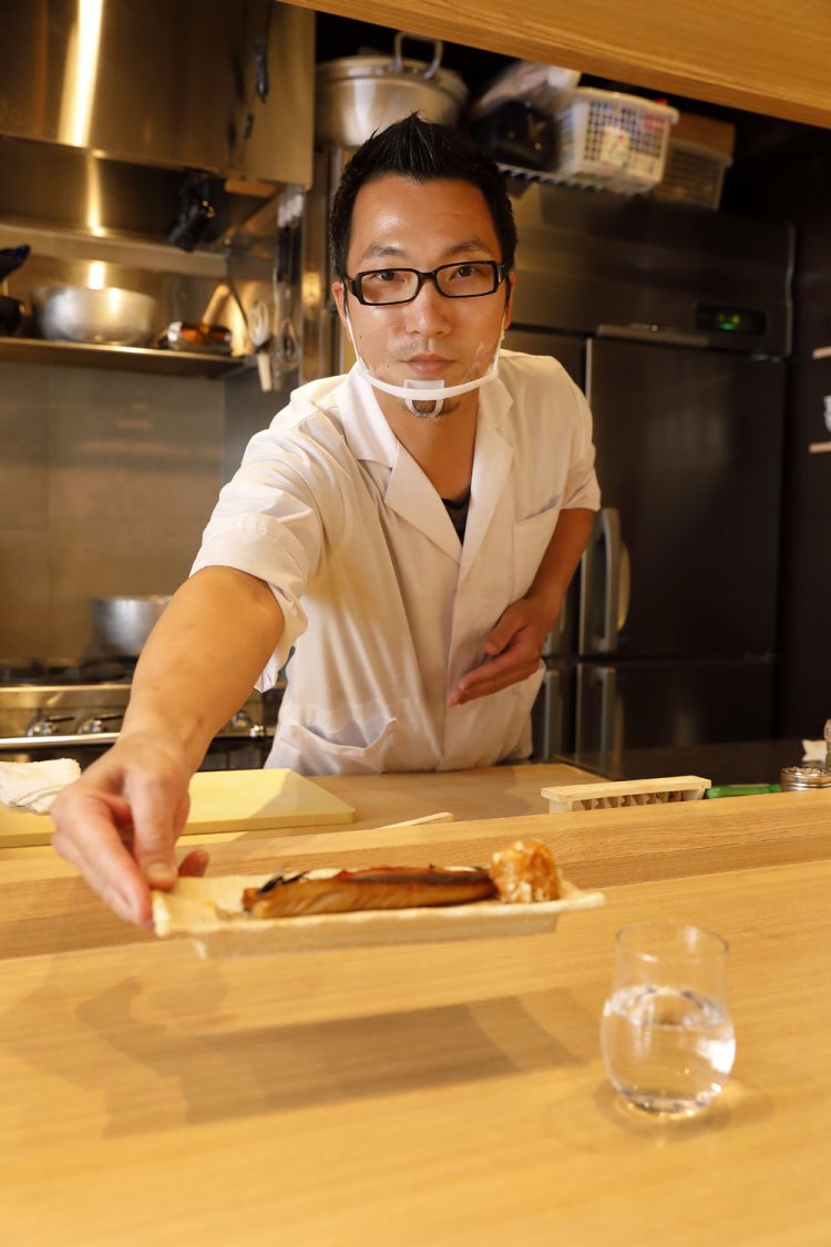 サバの柚庵焼き（夜は単品680円）は日本酒5勺480円～と。大貫さんは唎酒師（ききざけし）でもある。