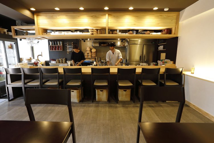 どの席からもキッチンに立つ姿を眺められる。