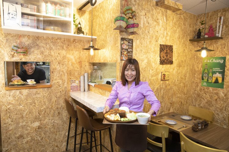 ヌンさんとシェフのピーカオさん。