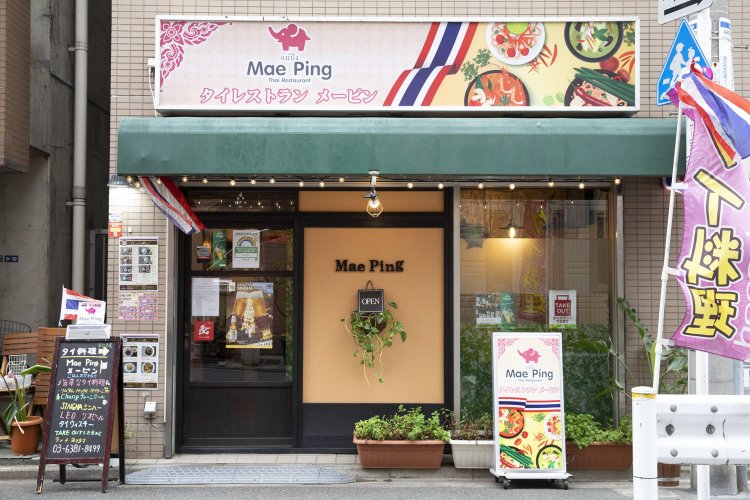 路地裏に立つ。