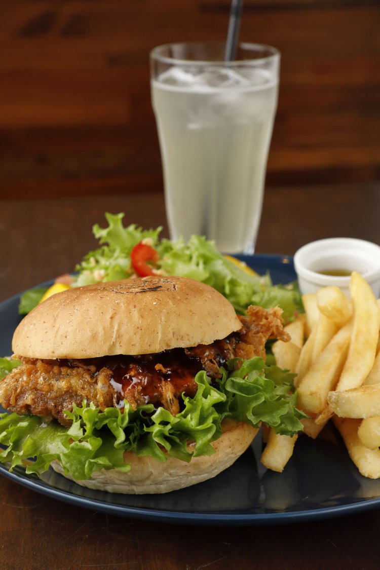 あげどり＋茶色いこうばしバンズ＋甘辛しょうゆのとりサンド710円に、Sポテト＋サラダ＋ドリンクのフルセット450円を。辛い自家製ジンジャーエールは＋50円。