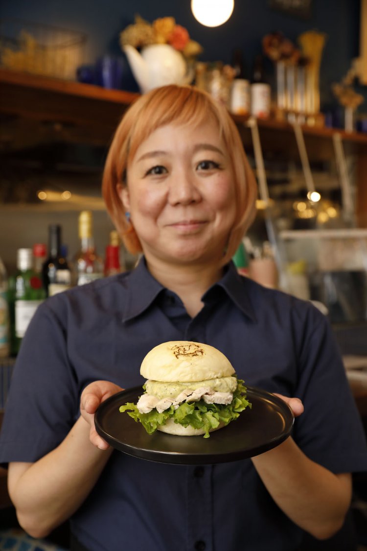 山口さんの手には、むしどり＋白いもちもちバンズ＋バジルマヨ。