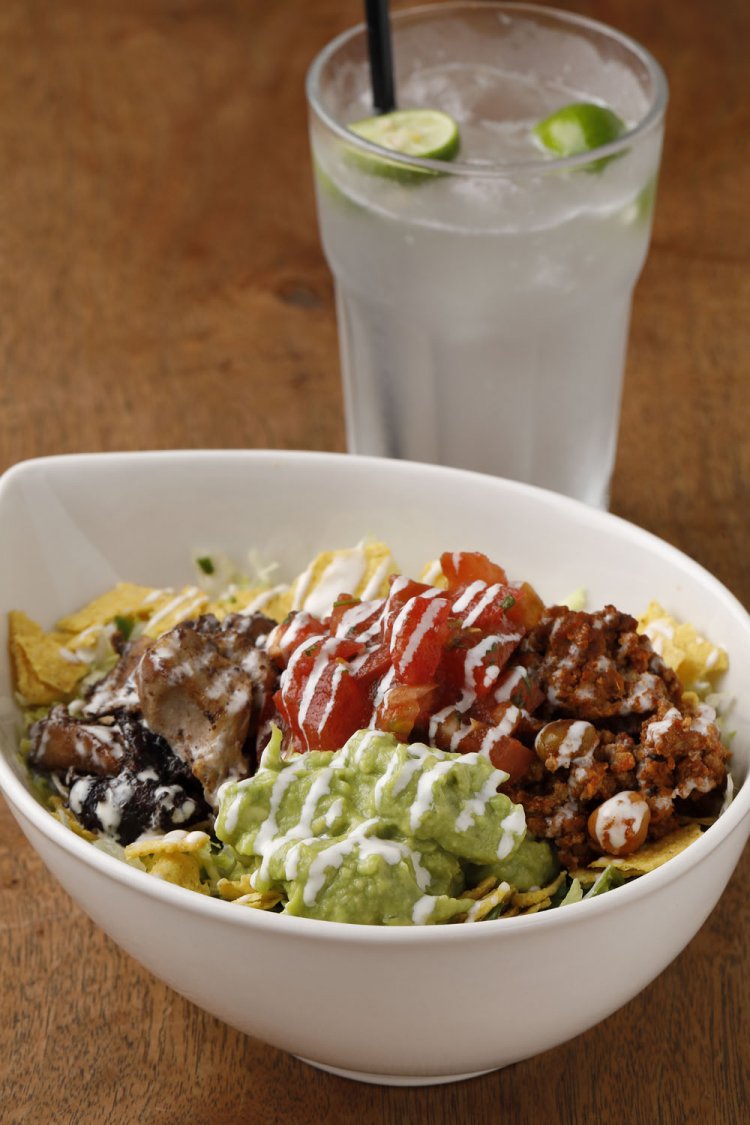 ランチのブリトーボウル（ジャークチキン＋タコミート）935円と自家製ライムスカッシュ715円。セットは100円引き。