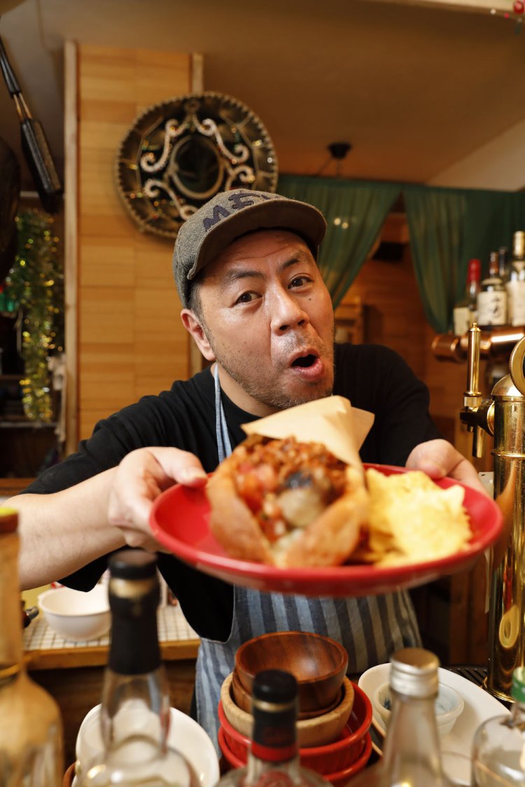 ブラジル産の粗挽きリングイッサ＆ヒートアップソースのホットドッグ935円も人気。｢肉々しいでしょ｣ と藤原さん。