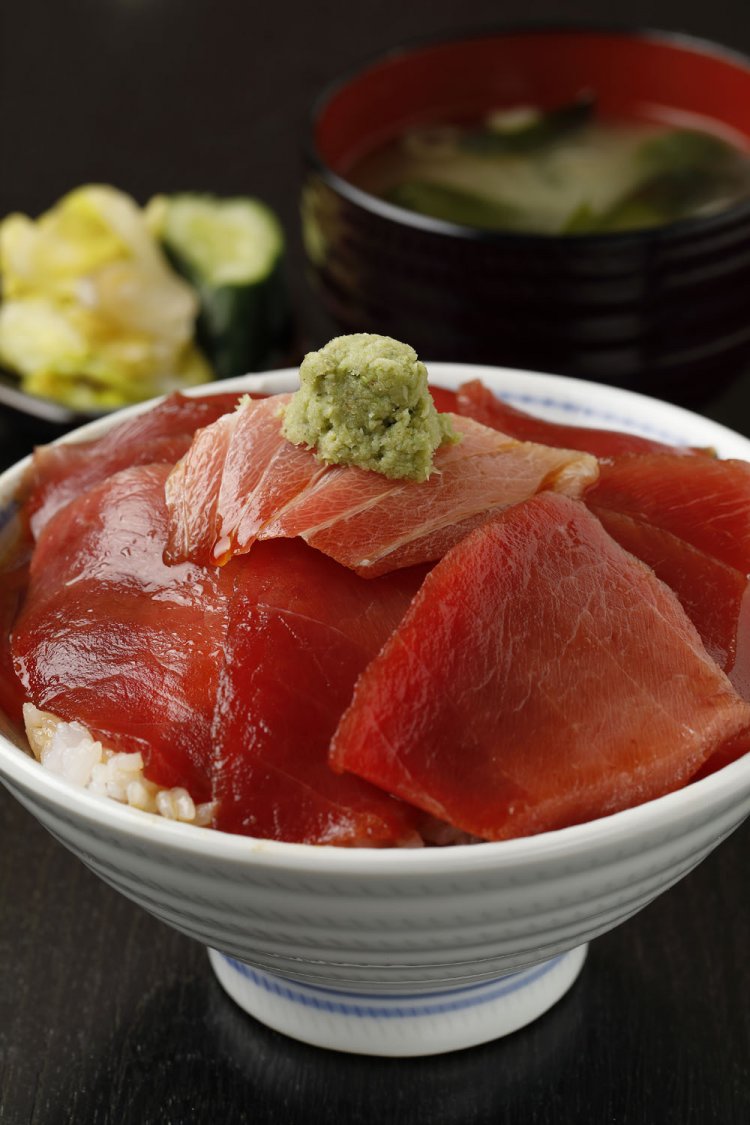 まぐろ丼はランチ950円。赤身、中トロ、大トロが折り重なるマグロ三昧の贅沢丼だ。小盛り、普通、大盛りから選べる。