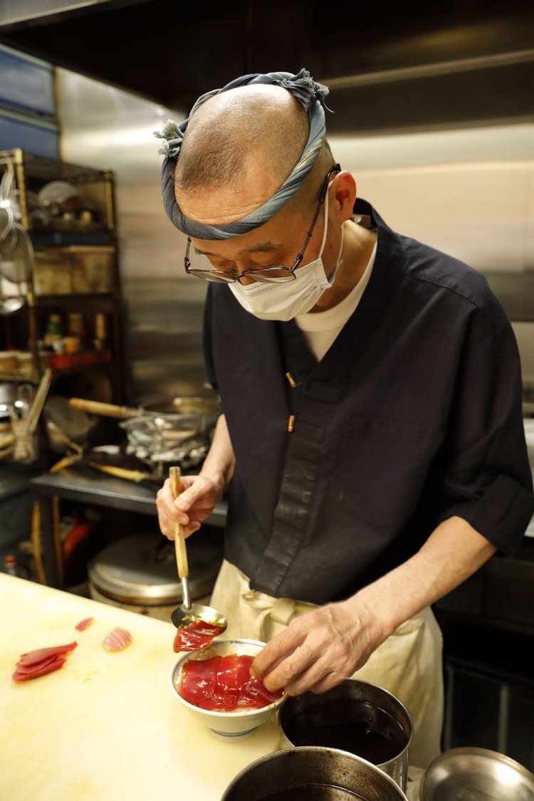 包丁を入れる西田さんはねじり鉢巻きが粋。