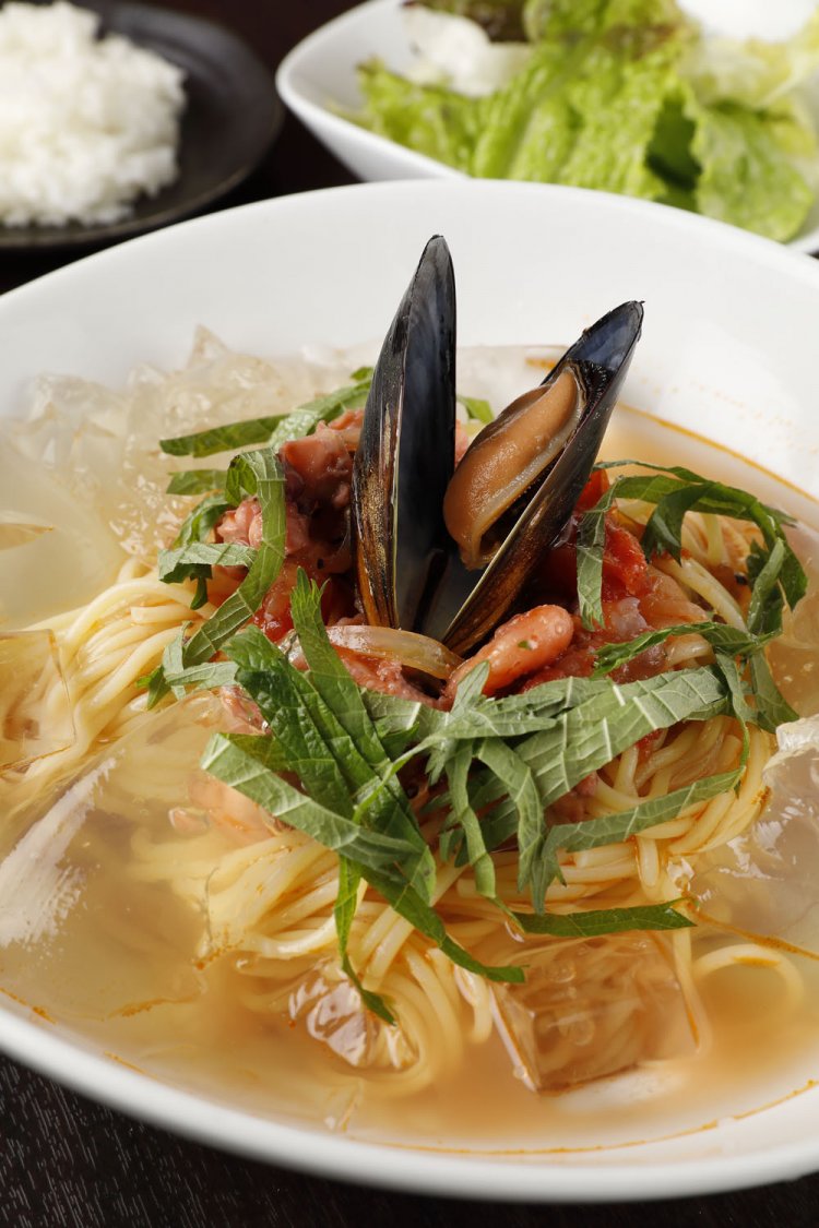 魚介類の冷製パスタペスカトーレ750円は出汁ゼリーを散らす。温製も可。サラダ付き。細麺スパゲティーはツルシコ。